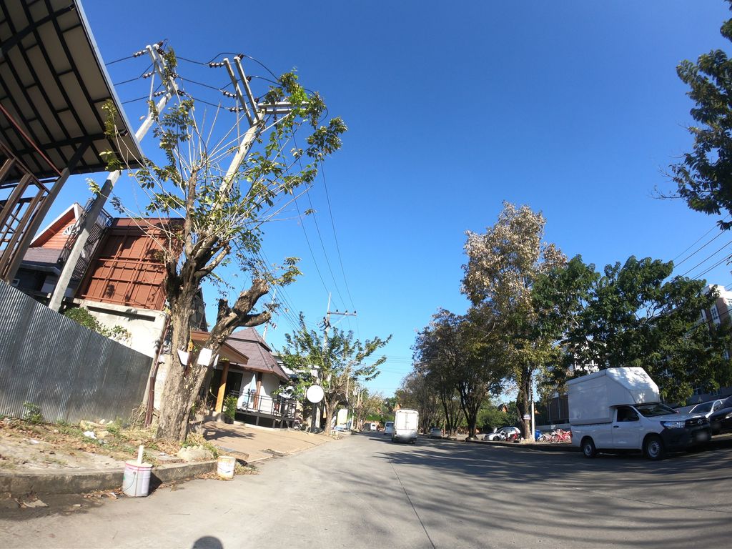 ภาพถนนตรงที่ ความงาม เชียงใหม่ ตั้งอยู่ ถ่ายโดย chanuwath_grab พ.ศ. 2562 (2019) · A street-level view of where ความงาม เชียงใหม่ · Khwamngam Chiang Mai stands, by chanuwath_grab in 2562 (2019)
