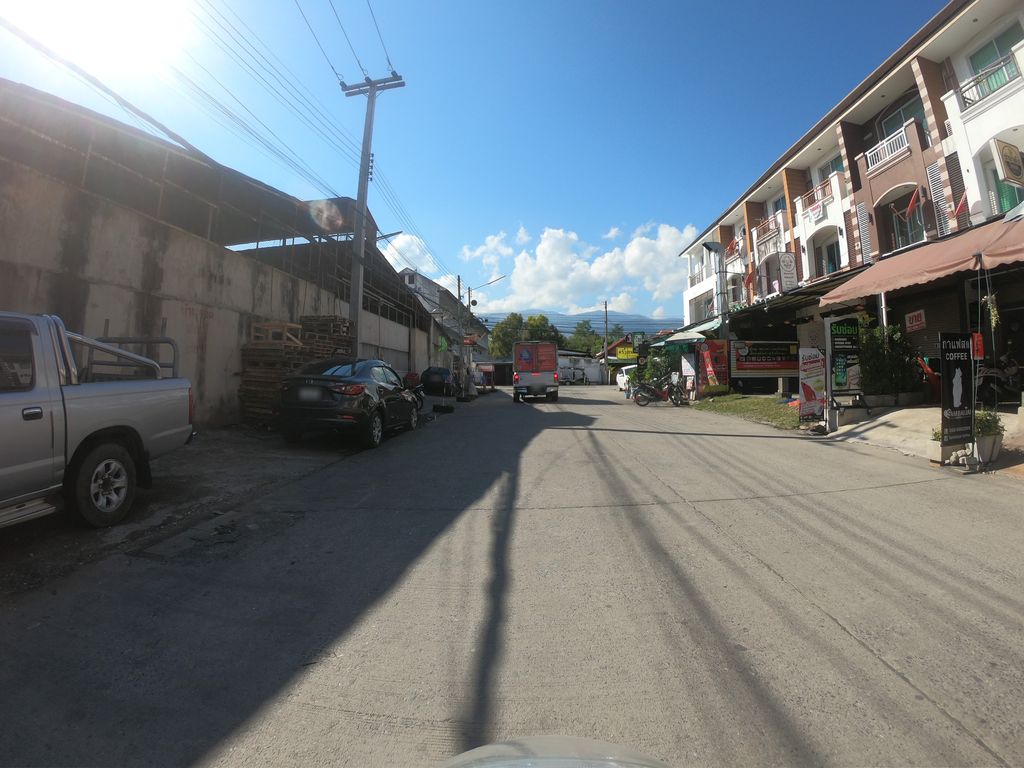 ภาพถนนตรงที่ มาม่าเที่ยงคืน แม่โจ้ ตั้งอยู่ ถ่ายโดย chanuwath_grab พ.ศ. 2562 (2019) · A street-level view of where มาม่าเที่ยงคืน แม่โจ้ · Mama Thiangkhuen Mae Jo stands, by chanuwath_grab in 2562 (2019)