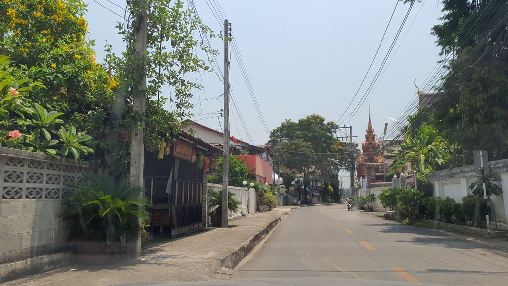 ภาพถนนตรงที่ ขาหมูครูหน่อย Kru Noi Cuisine ตั้งอยู่ ถ่ายโดย jrcarlsen พ.ศ. 2565 (2022) · A street-level view of where ขาหมูครูหน่อย Kru Noi Cuisine stands, by jrcarlsen in 2565 (2022)