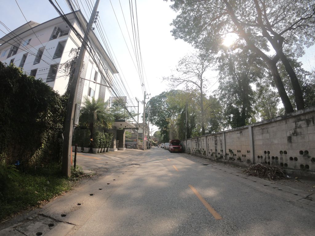 ภาพถนนตรงที่ Nok Kaew Resort ตั้งอยู่ ถ่ายโดย chanuwath_grab พ.ศ. 2562 (2019) · A street-level view of where Nok Kaew Resort stands, by chanuwath_grab in 2562 (2019)