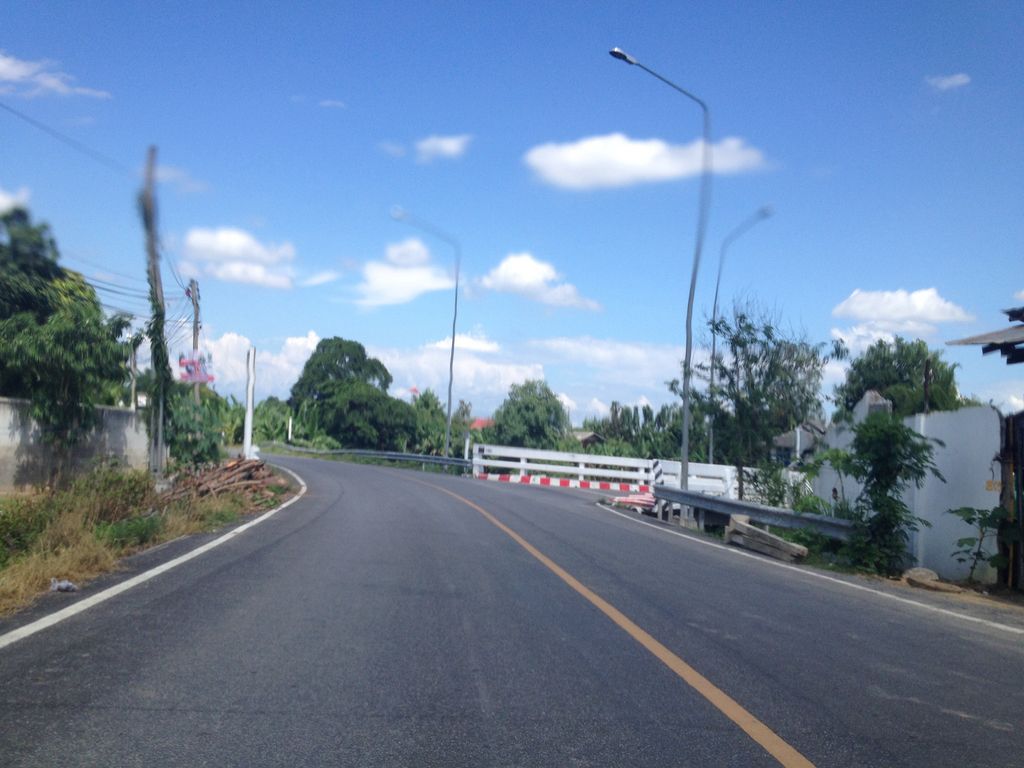 ภาพถนนตรงที่ ระเบียงน้ำฮิมปิง ตั้งอยู่ ถ่ายโดย jimwatana พ.ศ. 2558 (2015) · A street-level view of where ระเบียงน้ำฮิมปิง · Rabiang Nam Himping stands, by jimwatana in 2558 (2015)