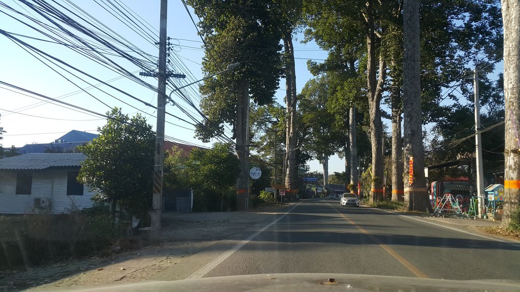 ภาพถนนตรงที่ รถบ้านมือสอง สมาร์ทคาร์เชียงใหม่ ตั้งอยู่ ถ่ายโดย jrcarlsen พ.ศ. 2562 (2019) · A street-level view of where รถบ้านมือสอง สมาร์ทคาร์เชียงใหม่ · Rotbanmuetong Smart Car Chiang Mai stands, by jrcarlsen in 2562 (2019)