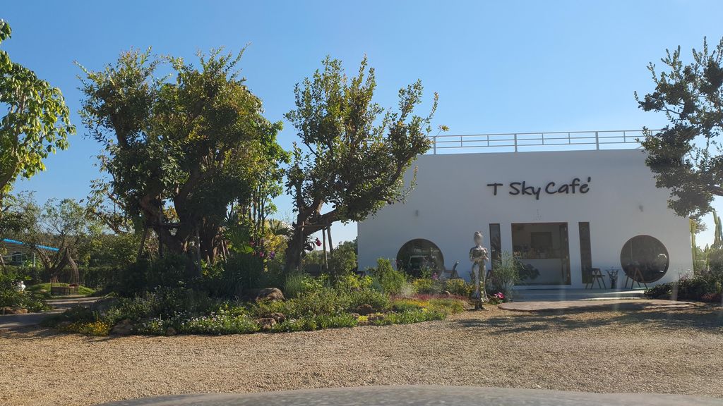 ภาพถนนตรงที่ T sky cafe’ - ที สกาย คาเฟ่ ตั้งอยู่ ถ่ายโดย jrcarlsen พ.ศ. 2565 (2022) · A street-level view of where T sky cafe’ - ที สกาย คาเฟ่ stands, by jrcarlsen in 2565 (2022)