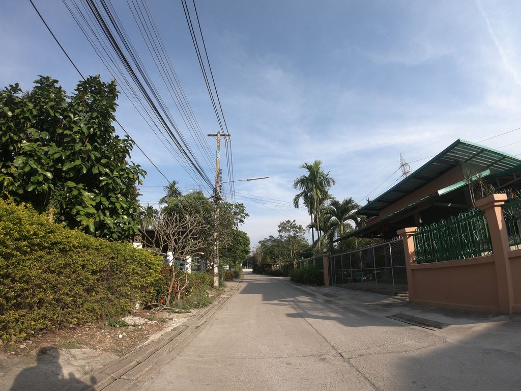 ภาพถนนตรงที่ Giggles House ตั้งอยู่ ถ่ายโดย chanuwath_grab พ.ศ. 2562 (2019) · A street-level view of where Giggles House stands, by chanuwath_grab in 2562 (2019)