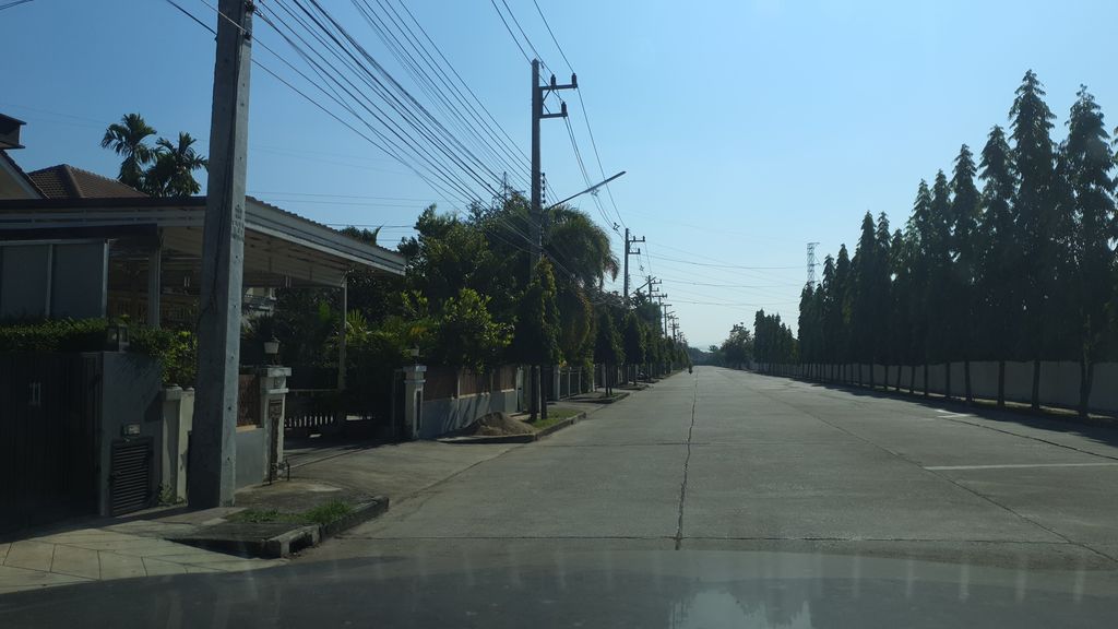 ภาพถนนตรงที่ Karnkanok Ville 4 ตั้งอยู่ ถ่ายโดย jrcarlsen พ.ศ. 2562 (2019) · A street-level view of where Karnkanok Ville 4 stands, by jrcarlsen in 2562 (2019)