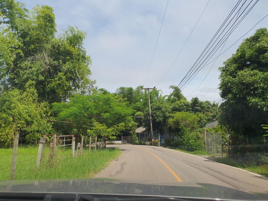 ภาพถนนตรงที่ เฮือนสล่า กาแฟสด ตั้งอยู่ ถ่ายโดย jrcarlsen พ.ศ. 2566 (2023) · A street-level view of where เฮือนสล่า กาแฟสด · Hueansala Kafaetda stands, by jrcarlsen in 2566 (2023)