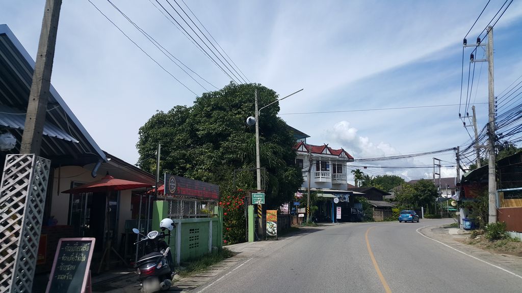 ภาพถนนตรงที่ เฮาฮักผัก สันกำแพง ตั้งอยู่ ถ่ายโดย jrcarlsen พ.ศ. 2559 (2016) · A street-level view of where เฮาฮักผัก สันกำแพง · Haohakphak San Kamphaeng stands, by jrcarlsen in 2559 (2016)