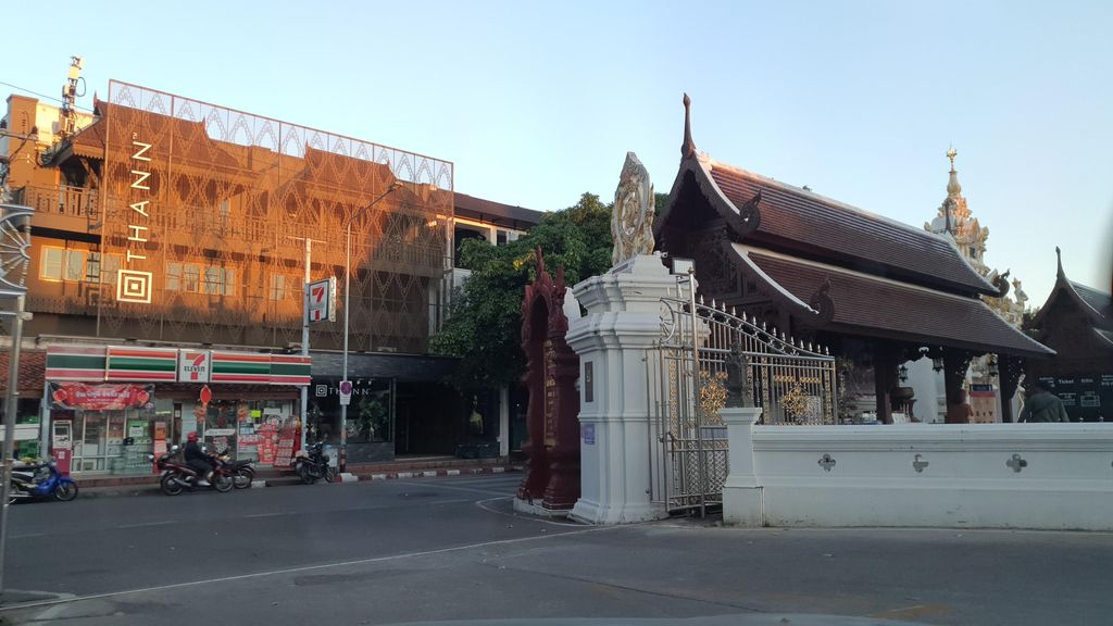 ภาพถนนตรงที่ สมูทตี้โยเกิร์ต ข้าวเหนียวมะม่วง วัดพันเตา ตั้งอยู่ ถ่ายโดย jrcarlsen พ.ศ. 2565 (2022) · A street-level view of where สมูทตี้โยเกิร์ต ข้าวเหนียวมะม่วง วัดพันเตา · Smoothie Yokoet Khaoniao Mamuang Wat Phantao stands, by jrcarlsen in 2565 (2022)