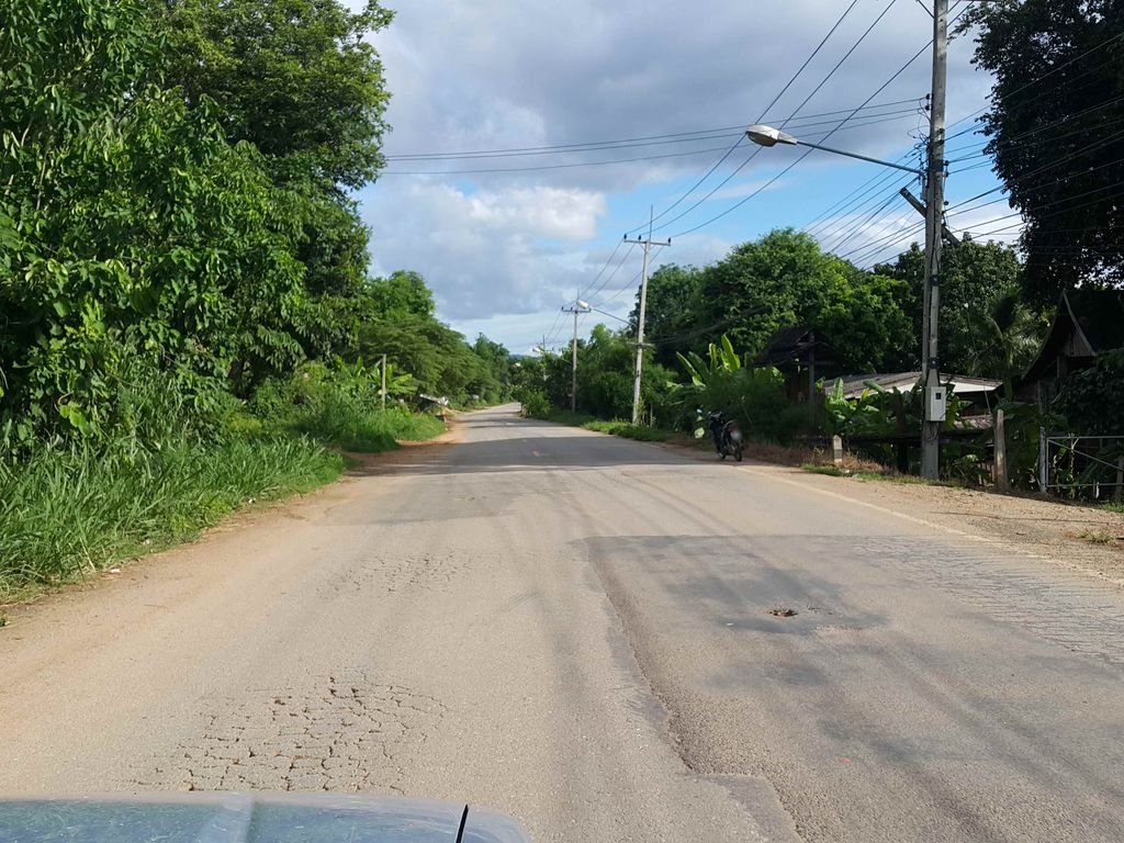 ภาพถนนตรงที่ บ้านไหลหิน ตั้งอยู่ ถ่ายโดย jrcarlsen พ.ศ. 2558 (2015) · A street-level view of where บ้านไหลหิน · Ban Lai Hin stands, by jrcarlsen in 2558 (2015)