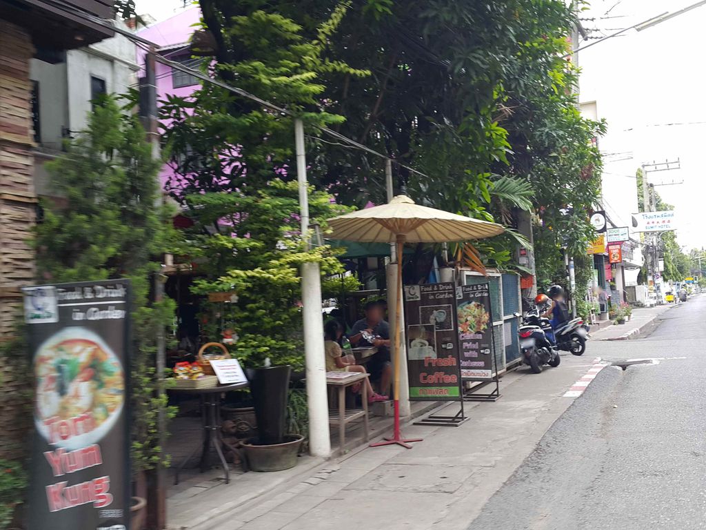 ภาพถนนตรงที่ Skill Tattoo ตั้งอยู่ ถ่ายโดย jrcarlsen พ.ศ. 2558 (2015) · A street-level view of where Skill Tattoo stands, by jrcarlsen in 2558 (2015)