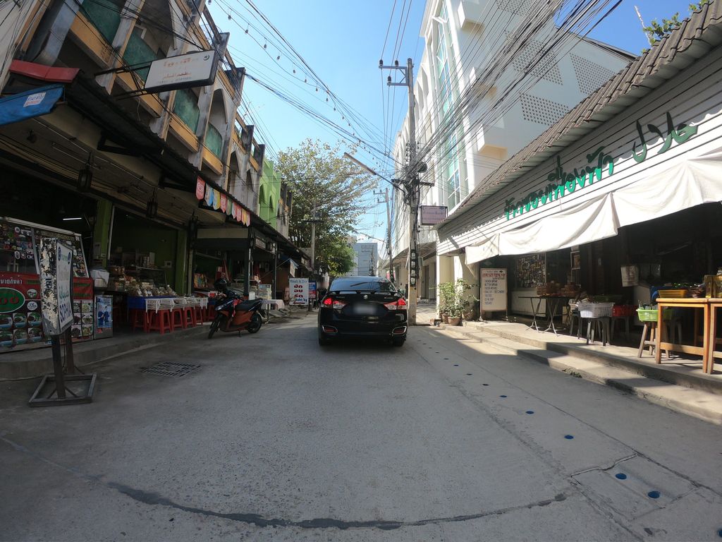 ภาพถนนตรงที่ Diamond Thai Massage ตั้งอยู่ ถ่ายโดย chanuwath_grab พ.ศ. 2562 (2019) · A street-level view of where Diamond Thai Massage stands, by chanuwath_grab in 2562 (2019)