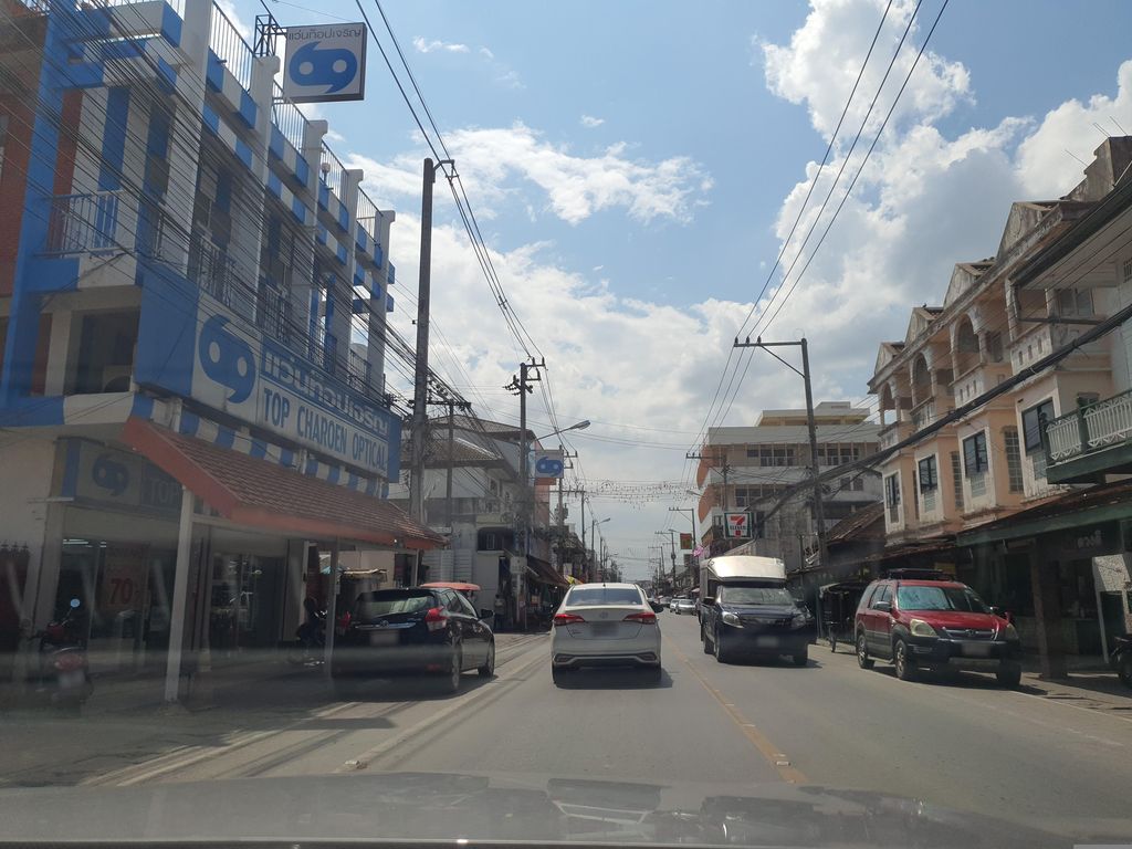 ภาพถนนตรงที่ เซเล็บรูม ตั้งอยู่ ถ่ายโดย jrcarlsen พ.ศ. 2566 (2023) · A street-level view of where เซเล็บรูม · Selebrum stands, by jrcarlsen in 2566 (2023)