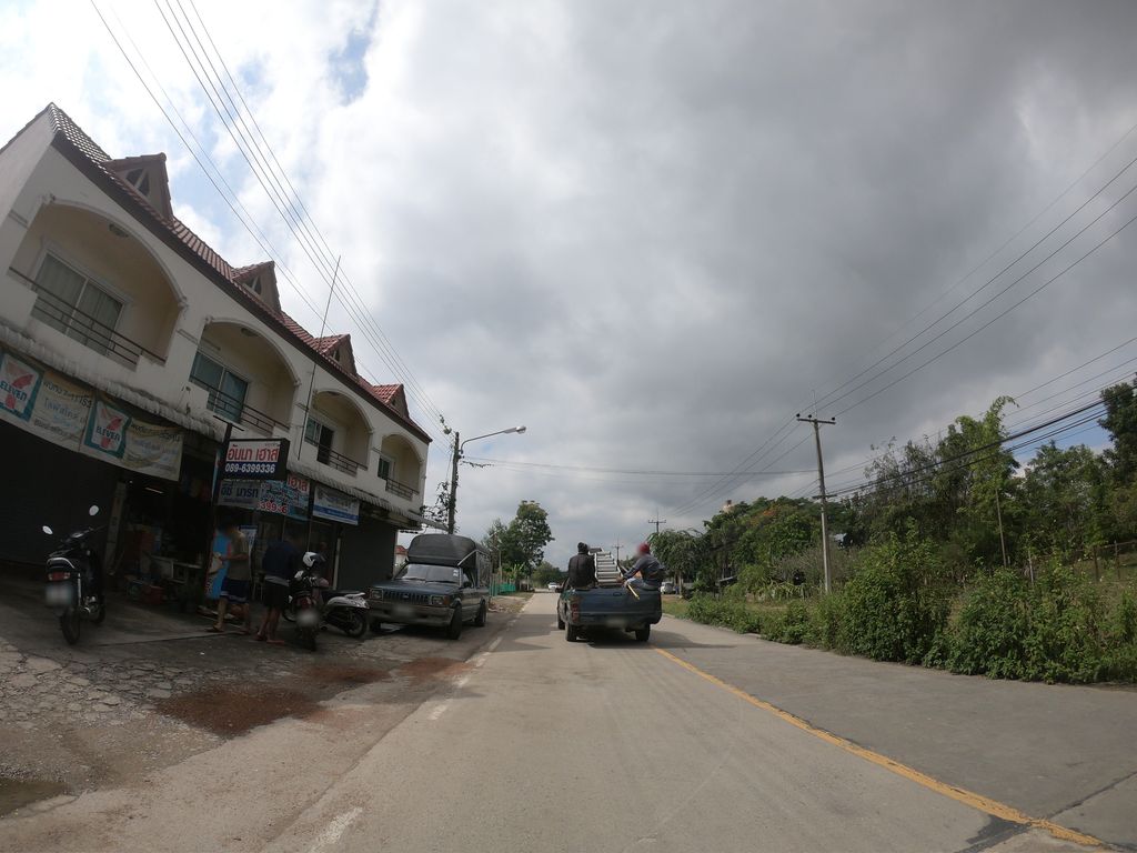 ภาพถนนตรงที่ Udomhouse Bar ตั้งอยู่ ถ่ายโดย chanuwath_grab พ.ศ. 2562 (2019) · A street-level view of where Udomhouse Bar stands, by chanuwath_grab in 2562 (2019)