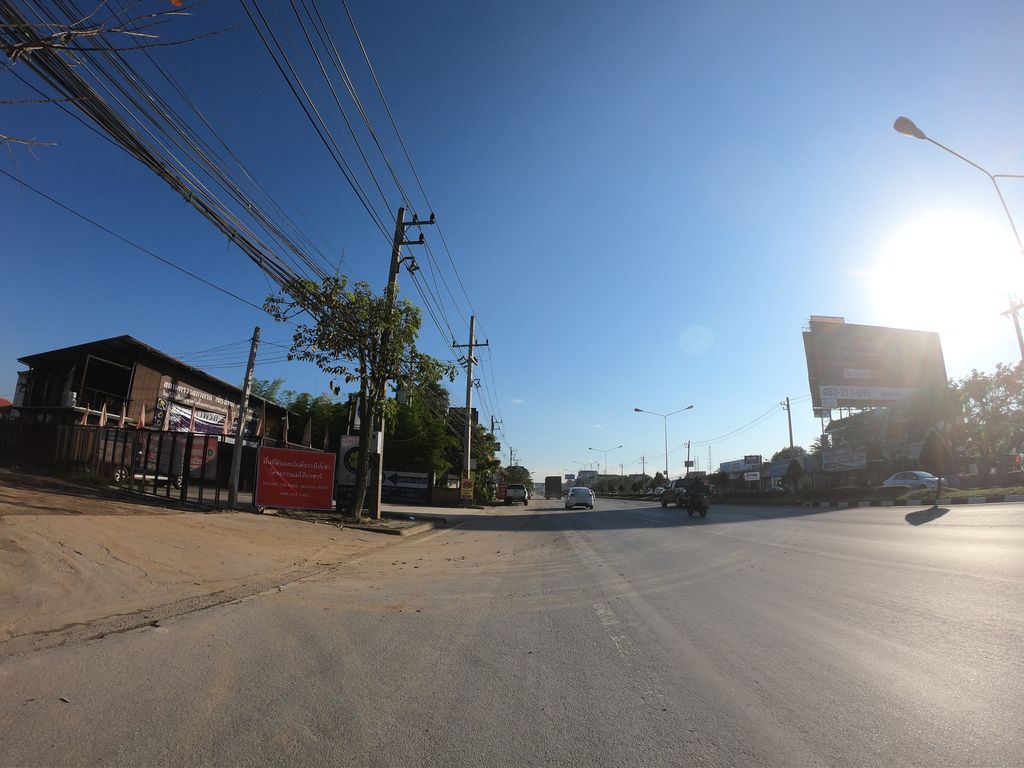ภาพถนนตรงที่ Roastniyom Coffee ตั้งอยู่ ถ่ายโดย chanuwath_grab พ.ศ. 2562 (2019) · A street-level view of where Roastniyom Coffee stands, by chanuwath_grab in 2562 (2019)