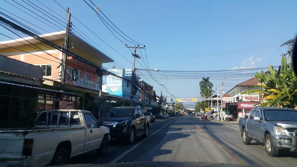 ภาพถนนตรงที่ เจริญการสุรา ตั้งอยู่ ถ่ายโดย jrcarlsen พ.ศ. 2562 (2019) · A street-level view of where เจริญการสุรา · Charoen Kansura stands, by jrcarlsen in 2562 (2019)