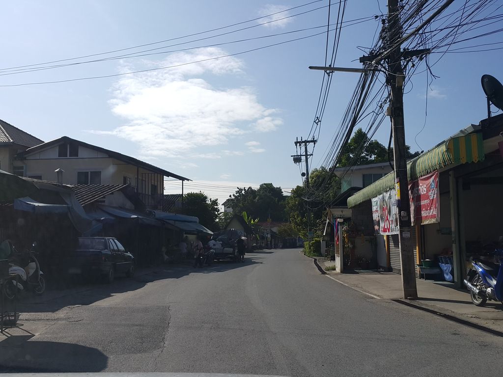 ภาพถนนตรงที่ Vela Cafe ตั้งอยู่ ถ่ายโดย jrcarlsen พ.ศ. 2558 (2015) · A street-level view of where Vela Cafe stands, by jrcarlsen in 2558 (2015)