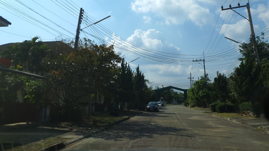 ภาพถนนตรงที่ Friendly Cocoa ตั้งอยู่ ถ่ายโดย jrcarlsen พ.ศ. 2562 (2019) · A street-level view of where Friendly Cocoa stands, by jrcarlsen in 2562 (2019)