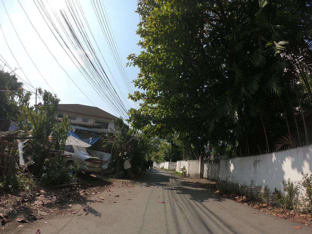 ภาพถนนตรงที่ Lisu Center ตั้งอยู่ ถ่ายโดย chanuwath_grab พ.ศ. 2562 (2019) · A street-level view of where Lisu Center stands, by chanuwath_grab in 2562 (2019)