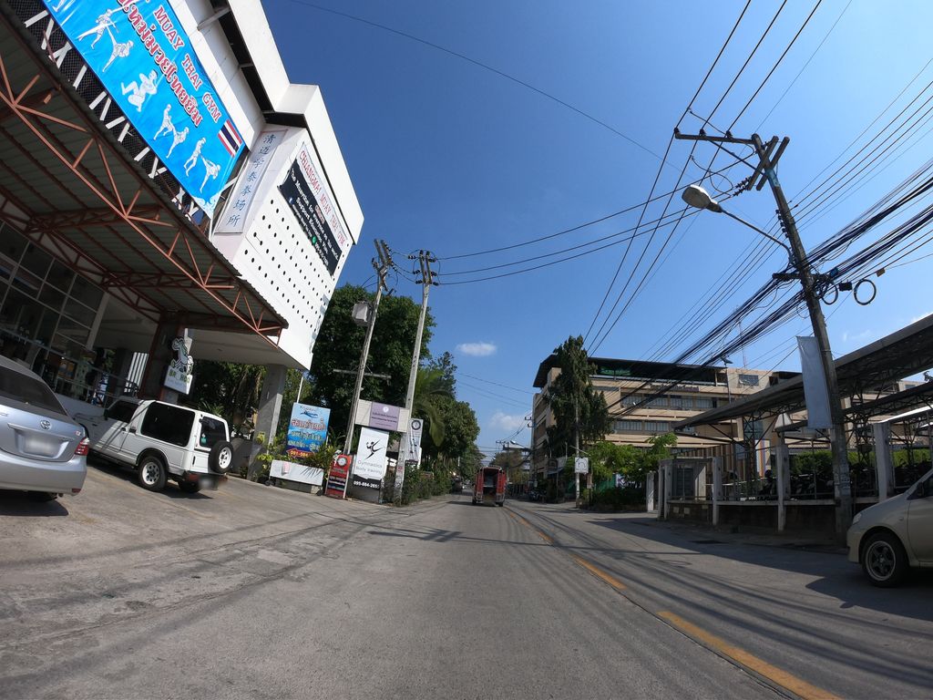 ภาพถนนตรงที่ Chiangmai Muay Thai Gym ตั้งอยู่ ถ่ายโดย chanuwath_grab พ.ศ. 2562 (2019) · A street-level view of where Chiangmai Muay Thai Gym stands, by chanuwath_grab in 2562 (2019)