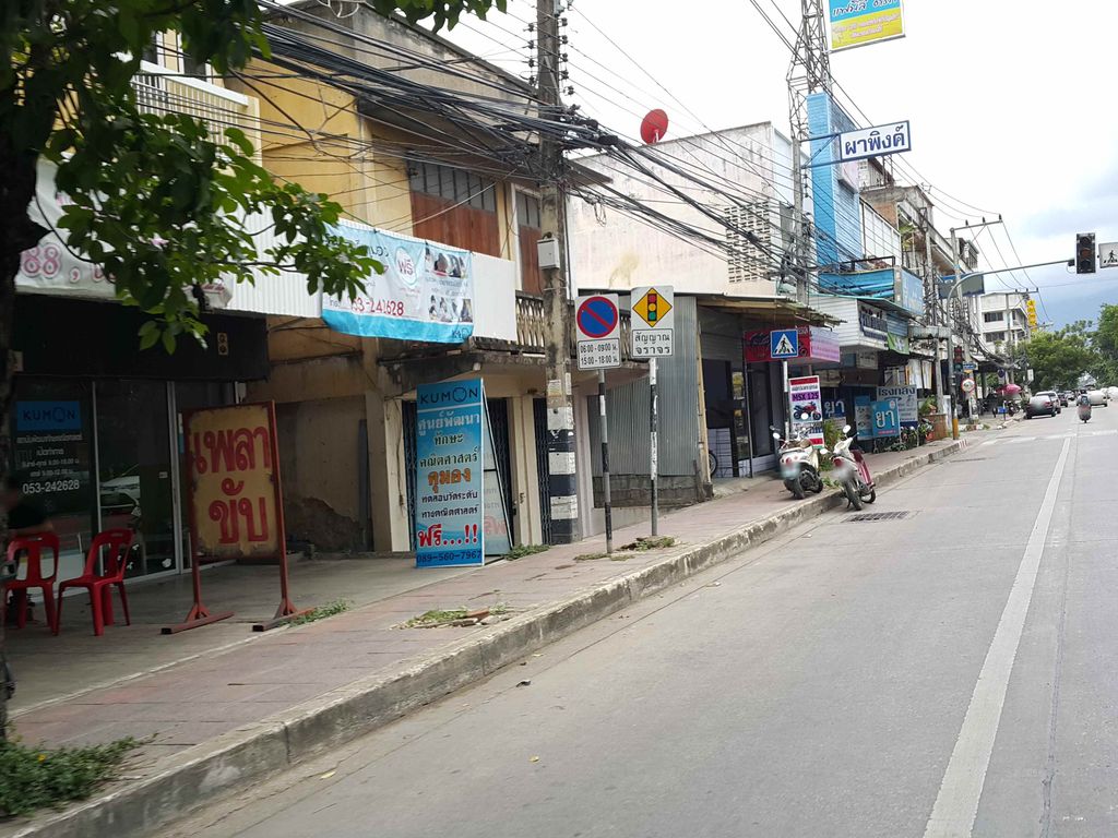 ภาพถนนตรงที่ ข้าวมันไก่สูตรไหหลำ มาดามโบตั๋น พ.ศ.2527 ตั้งอยู่ ถ่ายโดย jrcarlsen พ.ศ. 2558 (2015) · A street-level view of where ข้าวมันไก่สูตรไหหลำ มาดามโบตั๋น พ.ศ.2527 · Khao Man Kai Sut Hailam Madambotan Pha.sa.2527 stands, by jrcarlsen in 2558 (2015)