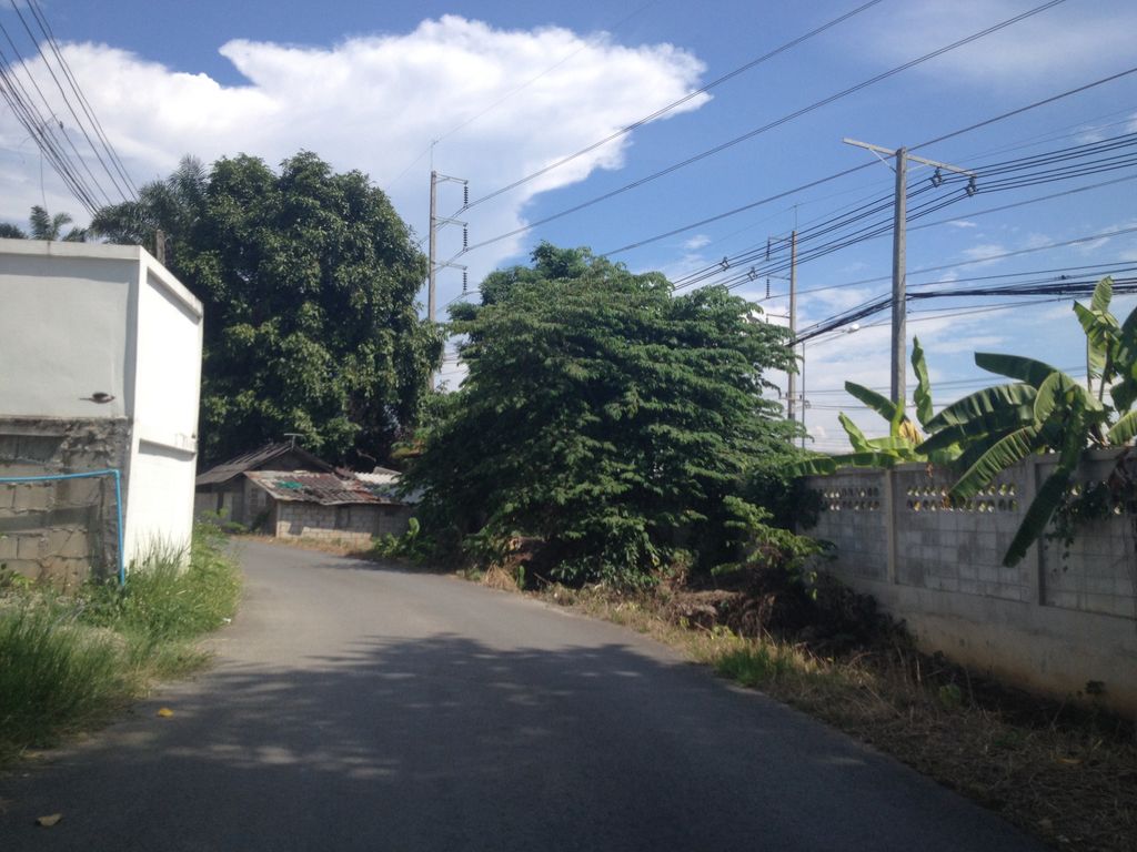 ภาพถนนตรงที่ ร้านลาบไก่น้องพริก ตั้งอยู่ ถ่ายโดย jimwatana พ.ศ. 2558 (2015) · A street-level view of where ร้านลาบไก่น้องพริก · Ran Lapkai Nong Phrik stands, by jimwatana in 2558 (2015)