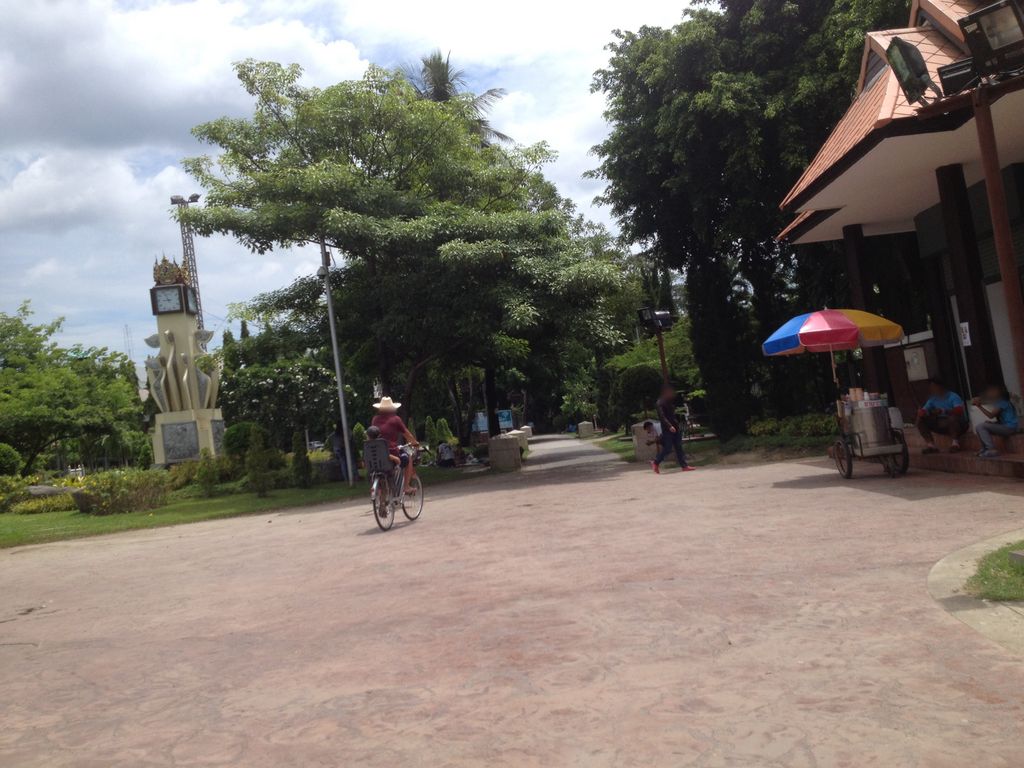 ภาพถนนตรงที่ Suan Buak Haad Park ตั้งอยู่ ถ่ายโดย jimwatana พ.ศ. 2558 (2015) · A street-level view of where Suan Buak Haad Park stands, by jimwatana in 2558 (2015)
