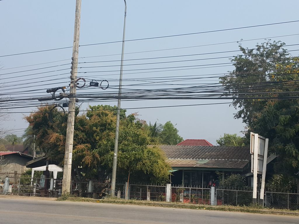 ภาพถนนตรงที่ แว่นตา 85 ตั้งอยู่ ถ่ายโดย jrcarlsen พ.ศ. 2559 (2016) · A street-level view of where แว่นตา 85 · Waenta 85 stands, by jrcarlsen in 2559 (2016)