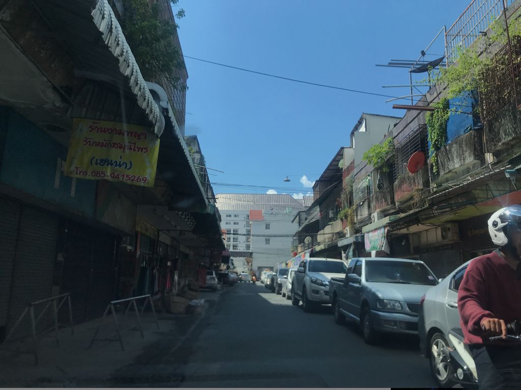ภาพถนนตรงที่ Shabu House ตั้งอยู่ ถ่ายโดย prasert พ.ศ. 2561 (2018) · A street-level view of where Shabu House stands, by prasert in 2561 (2018)