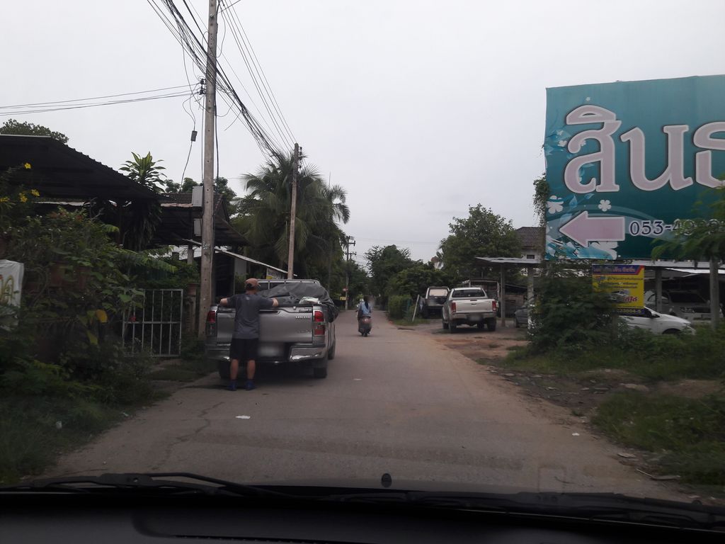 ภาพถนนตรงที่ ร้านอาหารสามแยกหอยทอด ตั้งอยู่ ถ่ายโดย superbate พ.ศ. 2561 (2018) · A street-level view of where ร้านอาหารสามแยกหอยทอด · Samyaek Hoithot Restaurant stands, by superbate in 2561 (2018)