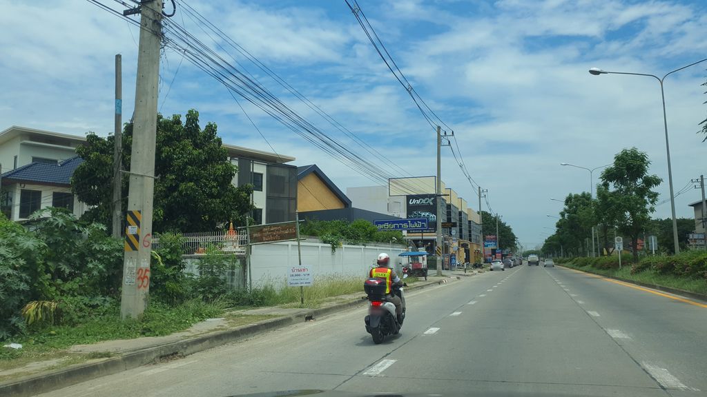 ภาพถนนตรงที่ Pekky pro superbike ตั้งอยู่ ถ่ายโดย jrcarlsen พ.ศ. 2564 (2021) · A street-level view of where Pekky pro superbike stands, by jrcarlsen in 2564 (2021)