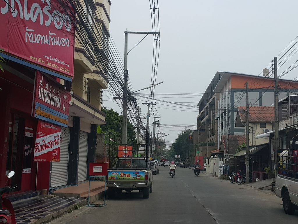 ภาพถนนตรงที่ Extra Dryclean ตั้งอยู่ ถ่ายโดย jrcarlsen พ.ศ. 2559 (2016) · A street-level view of where Extra Dryclean stands, by jrcarlsen in 2559 (2016)