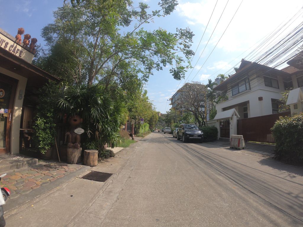 ภาพถนนตรงที่ Liza Cnx ตั้งอยู่ ถ่ายโดย chanuwath_grab พ.ศ. 2562 (2019) · A street-level view of where Liza Cnx stands, by chanuwath_grab in 2562 (2019)