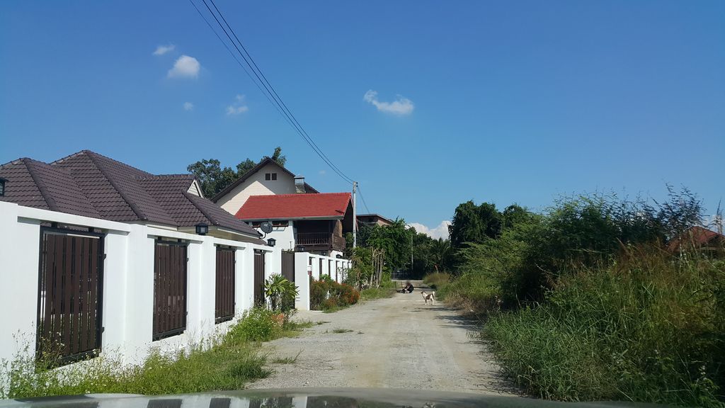 ภาพถนนตรงที่ หลักเหนือการช่าง ตั้งอยู่ ถ่ายโดย jrcarlsen พ.ศ. 2559 (2016) · A street-level view of where หลักเหนือการช่าง · Lak Nuea Kanchang stands, by jrcarlsen in 2559 (2016)
