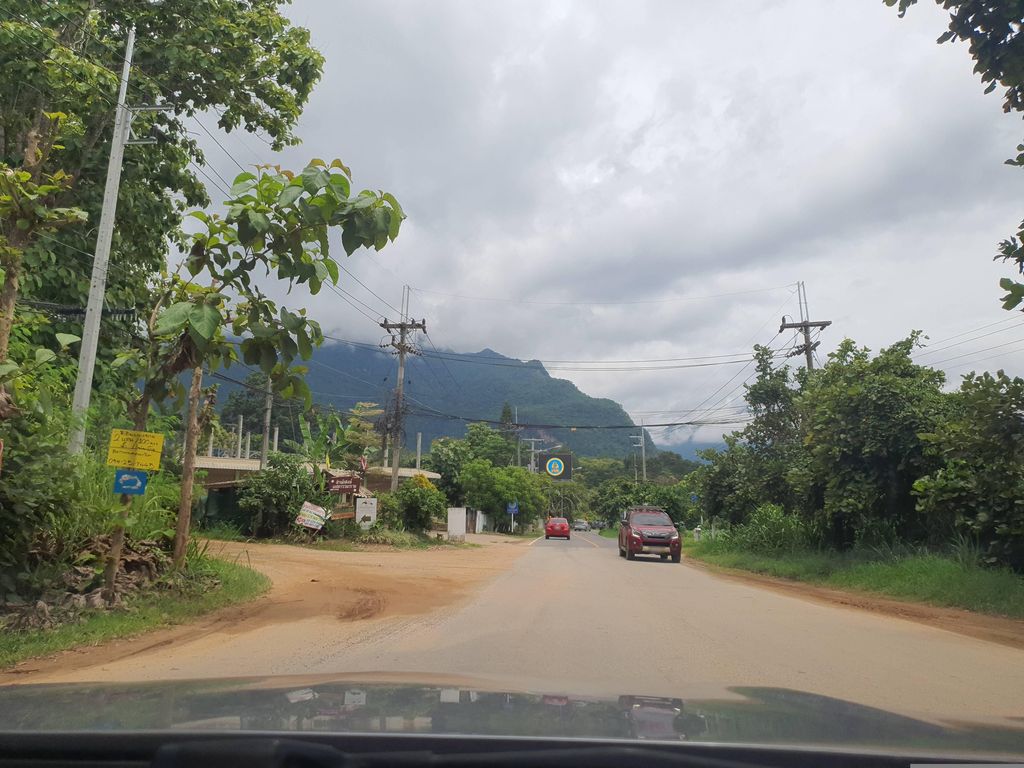 ภาพถนนตรงที่ ฮ้านจาวเหนือ เชียงดาว Hanjaonuea Chiang Dao ตั้งอยู่ ถ่ายโดย jrcarlsen พ.ศ. 2566 (2023) · A street-level view of where ฮ้านจาวเหนือ เชียงดาว Hanjaonuea Chiang Dao stands, by jrcarlsen in 2566 (2023)