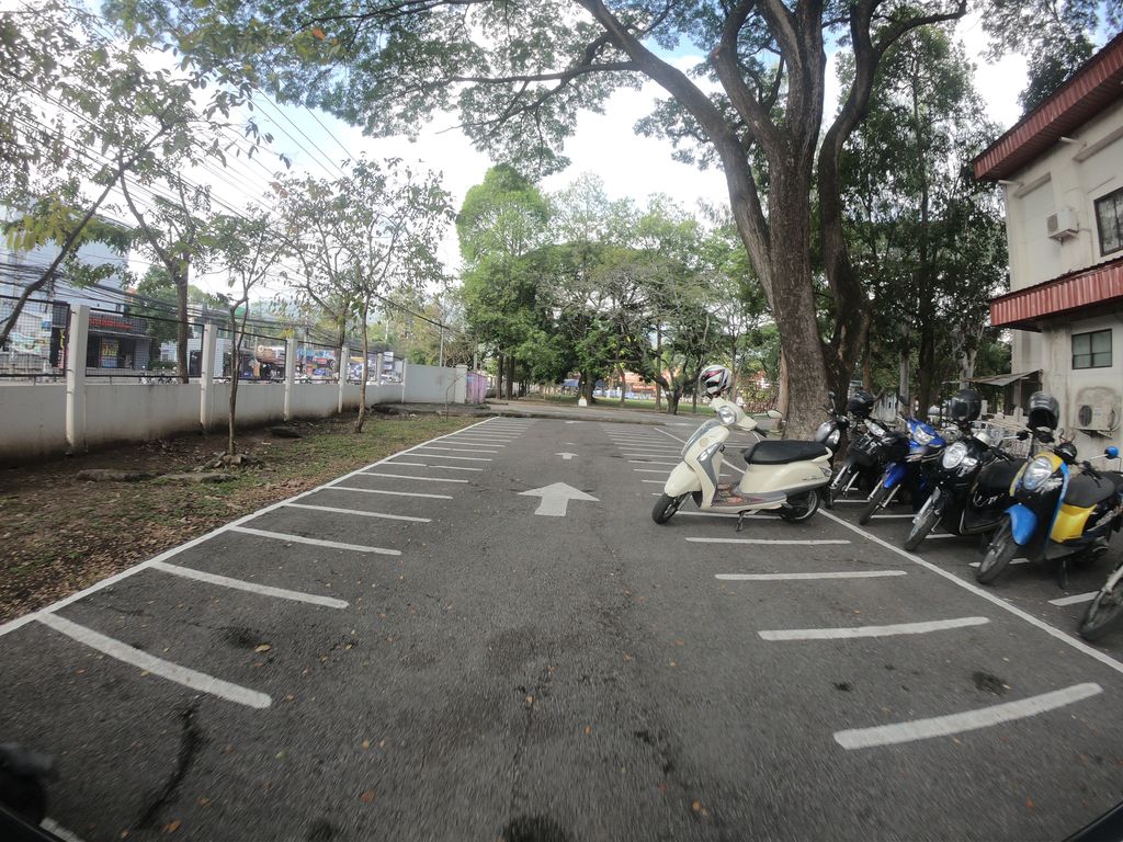 ภาพถนนตรงที่ อาคารวันครู ตั้งอยู่ ถ่ายโดย chanuwath_grab พ.ศ. 2562 (2019) · A street-level view of where อาคารวันครู · Akhan Wan Khru stands, by chanuwath_grab in 2562 (2019)