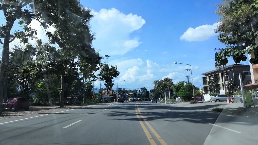 ภาพถนนตรงที่ Praew Clinic ตั้งอยู่ ถ่ายโดย charlesano พ.ศ. 2561 (2018) · A street-level view of where Praew Clinic stands, by charlesano in 2561 (2018)