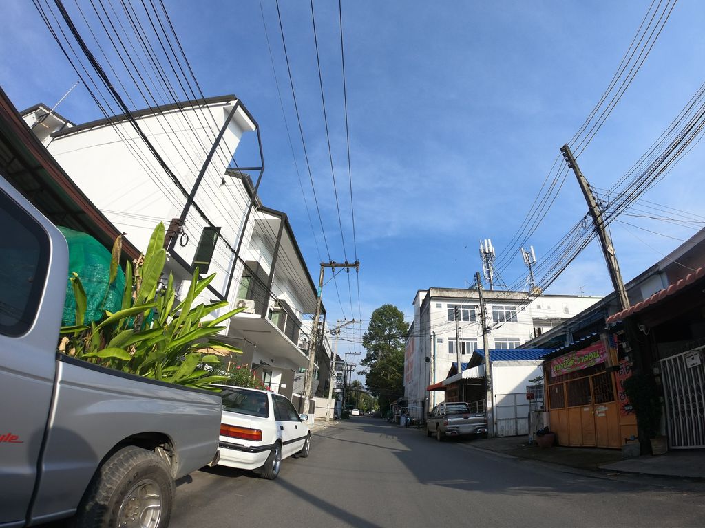 ภาพถนนตรงที่ เพิ่ม ก๋วยจั๊บญวน ตั้งอยู่ ถ่ายโดย chanuwath_grab พ.ศ. 2562 (2019) · A street-level view of where เพิ่ม ก๋วยจั๊บญวน · Phoem Kuaichapyuan stands, by chanuwath_grab in 2562 (2019)
