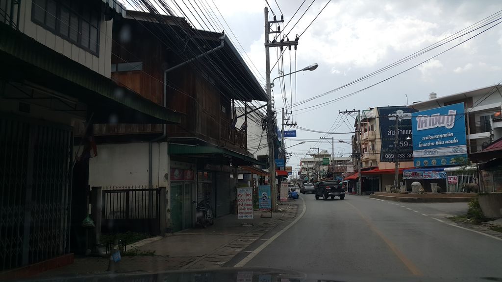 ภาพถนนตรงที่ Aung Aung Coffee ตั้งอยู่ ถ่ายโดย jrcarlsen พ.ศ. 2559 (2016) · A street-level view of where Aung Aung Coffee stands, by jrcarlsen in 2559 (2016)