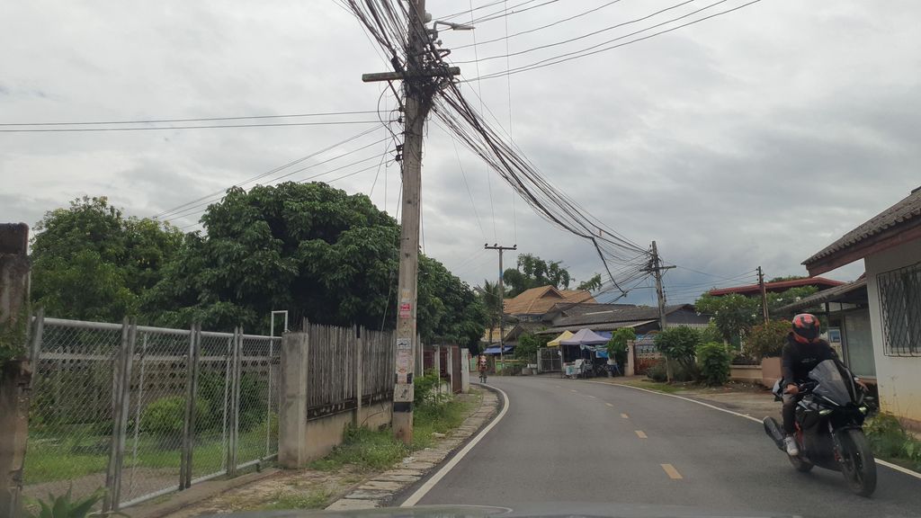 ภาพถนนตรงที่ โฮงสีคาเฟ่ ตั้งอยู่ ถ่ายโดย jrcarlsen พ.ศ. 2564 (2021) · A street-level view of where โฮงสีคาเฟ่ · Hongsikhafe stands, by jrcarlsen in 2564 (2021)
