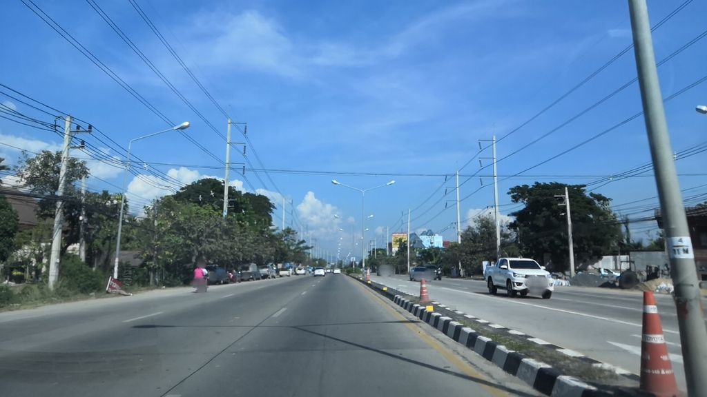 ภาพถนนตรงที่ ครัววารี Waree Kitchen ลำพูน ตั้งอยู่ ถ่ายโดย charlesano พ.ศ. 2561 (2018) · A street-level view of where ครัววารี Waree Kitchen ลำพูน stands, by charlesano in 2561 (2018)