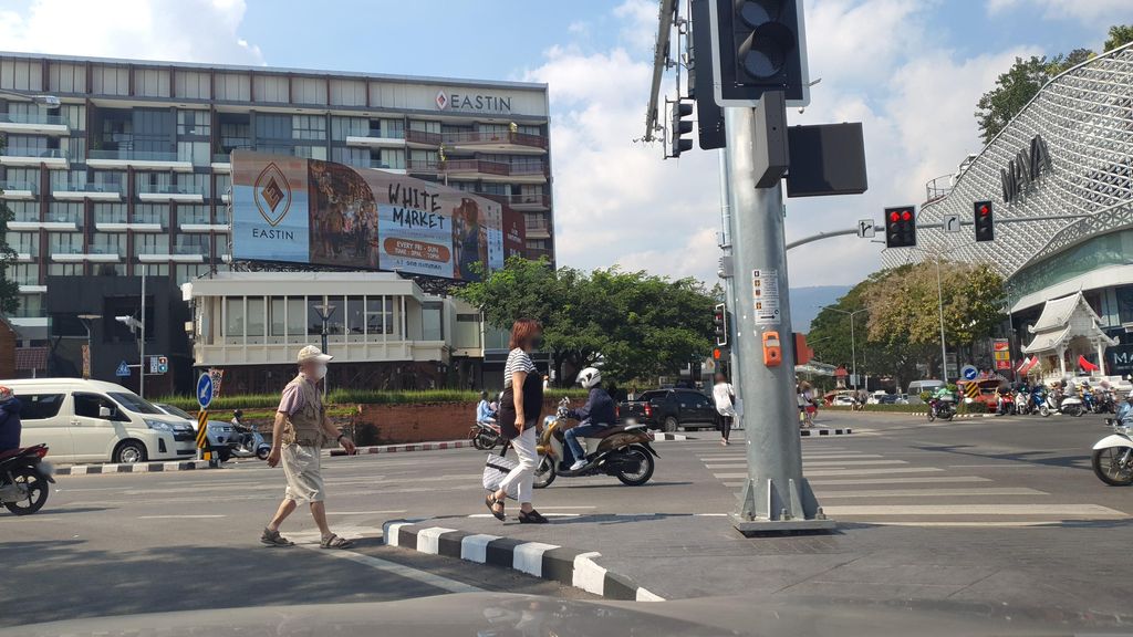 ภาพถนนตรงที่ Eat at Rincome ตั้งอยู่ ถ่ายโดย jrcarlsen พ.ศ. 2566 (2023) · A street-level view of where Eat at Rincome stands, by jrcarlsen in 2566 (2023)