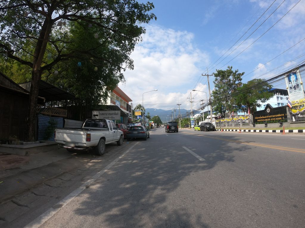 ภาพถนนตรงที่ ร้าน ลาบก้อย ช้างเผือก ตั้งอยู่ ถ่ายโดย chanuwath_grab พ.ศ. 2562 (2019) · A street-level view of where ร้าน ลาบก้อย ช้างเผือก · Ran Lapkoi Chang Phueak stands, by chanuwath_grab in 2562 (2019)