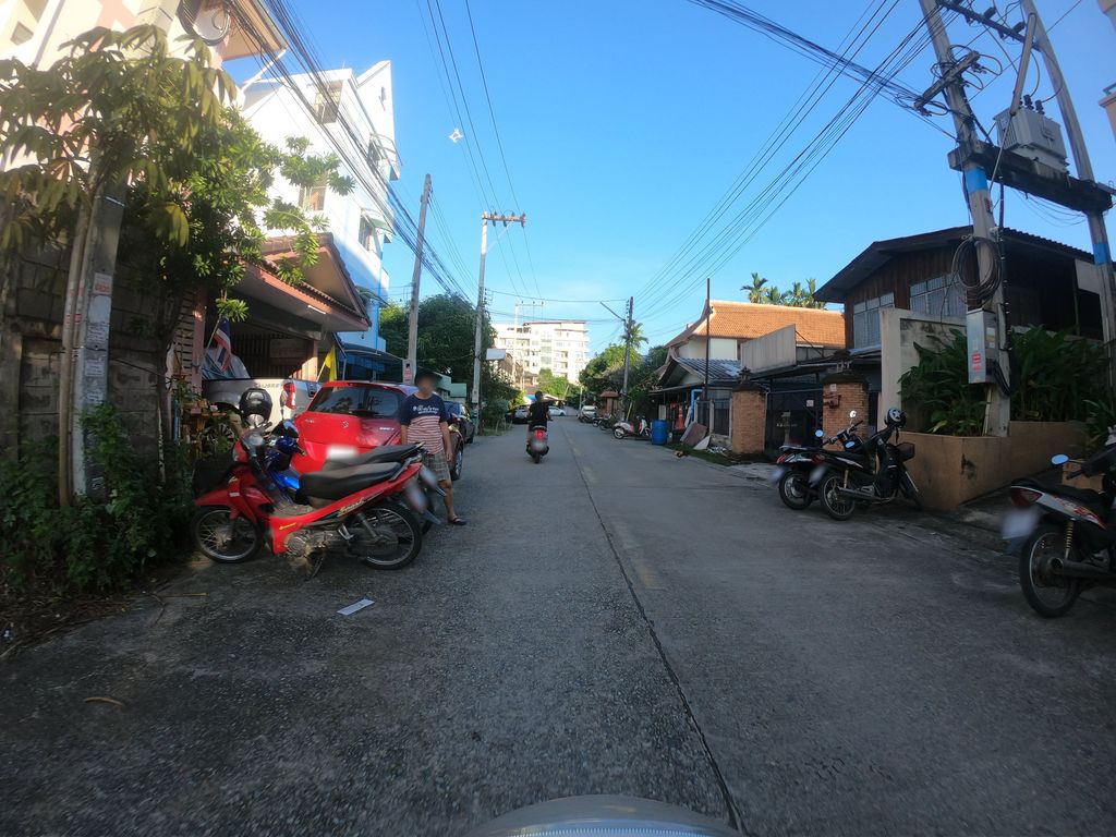 ภาพถนนตรงที่ บ้านรักษ์ผม ตั้งอยู่ ถ่ายโดย chanuwath_grab พ.ศ. 2562 (2019) · A street-level view of where บ้านรักษ์ผม · Ban Rakphom stands, by chanuwath_grab in 2562 (2019)