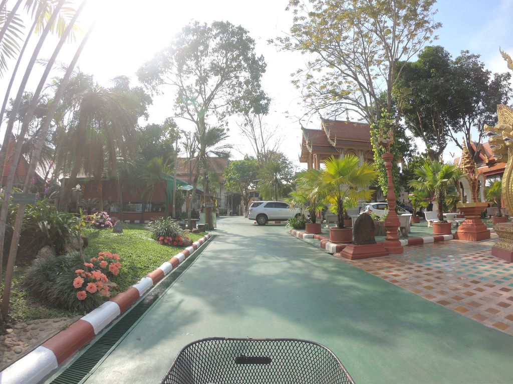 ภาพถนนตรงที่ กุฏิสงฆ์ล้านนาญาณสังวราราม ตั้งอยู่ ถ่ายโดย chanuwath_grab พ.ศ. 2562 (2019) · A street-level view of where กุฏิสงฆ์ล้านนาญาณสังวราราม · Kuti Song Lanna Yan Sang Wara Ram stands, by chanuwath_grab in 2562 (2019)
