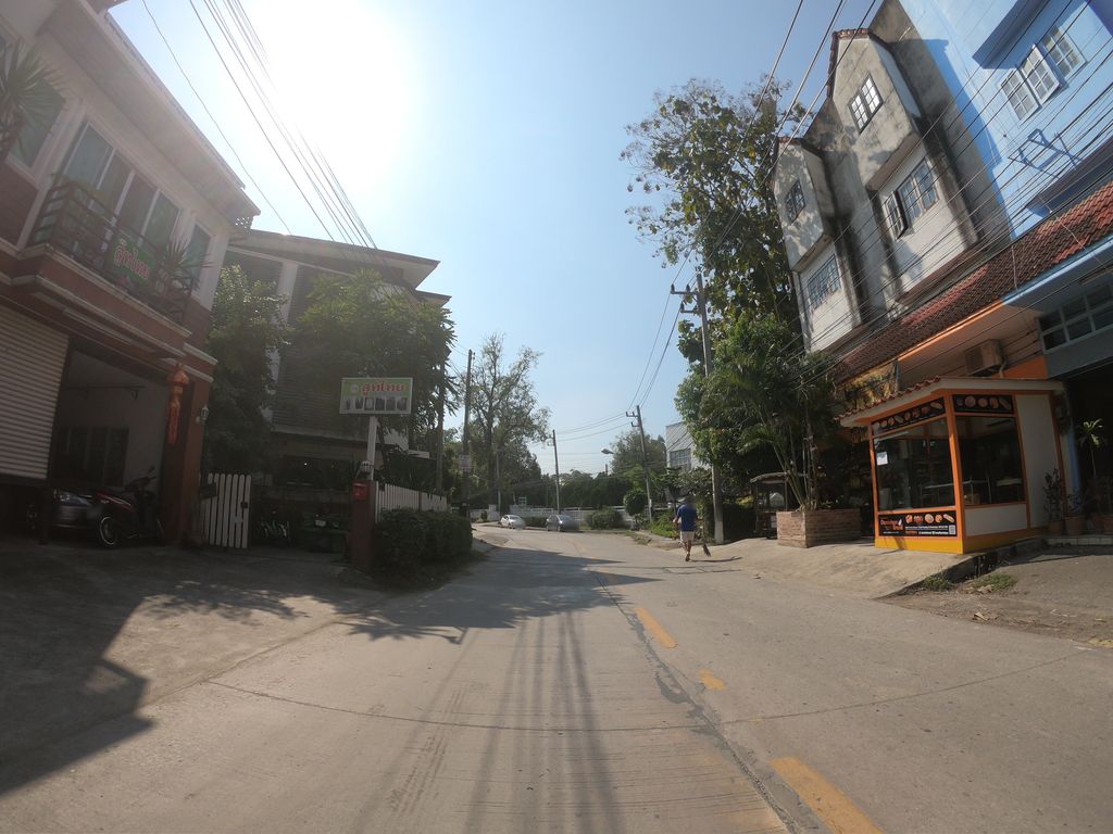 ภาพถนนตรงที่ ร้านสูทไทย ( Tb สูทไทย ) ตั้งอยู่ ถ่ายโดย chanuwath_grab พ.ศ. 2562 (2019) · A street-level view of where ร้านสูทไทย ( Tb สูทไทย ) · Ran Suite Thai ( Tb Suite Thai ) stands, by chanuwath_grab in 2562 (2019)