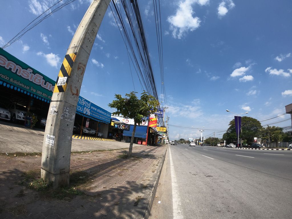 ภาพถนนตรงที่ นครพิงค์คาร์กลการ ตั้งอยู่ ถ่ายโดย chanuwath_grab พ.ศ. 2562 (2019) · A street-level view of where นครพิงค์คาร์กลการ · Nakhon Ping Car Klakan stands, by chanuwath_grab in 2562 (2019)