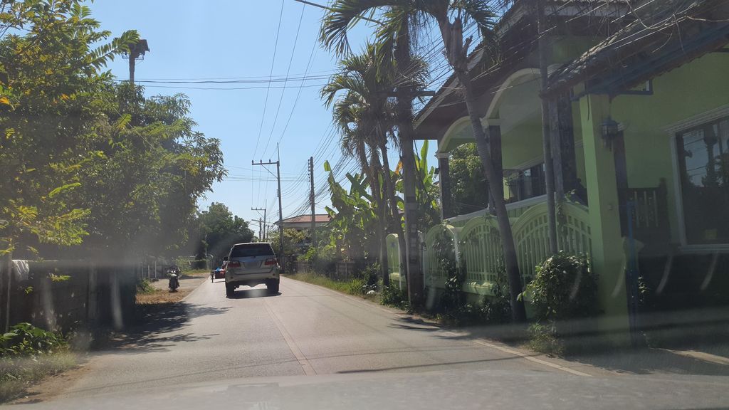 ภาพถนนตรงที่ ส้มตำฅนมุก ตั้งอยู่ ถ่ายโดย jrcarlsen พ.ศ. 2565 (2022) · A street-level view of where ส้มตำฅนมุก · Som Tam Khon Muk stands, by jrcarlsen in 2565 (2022)