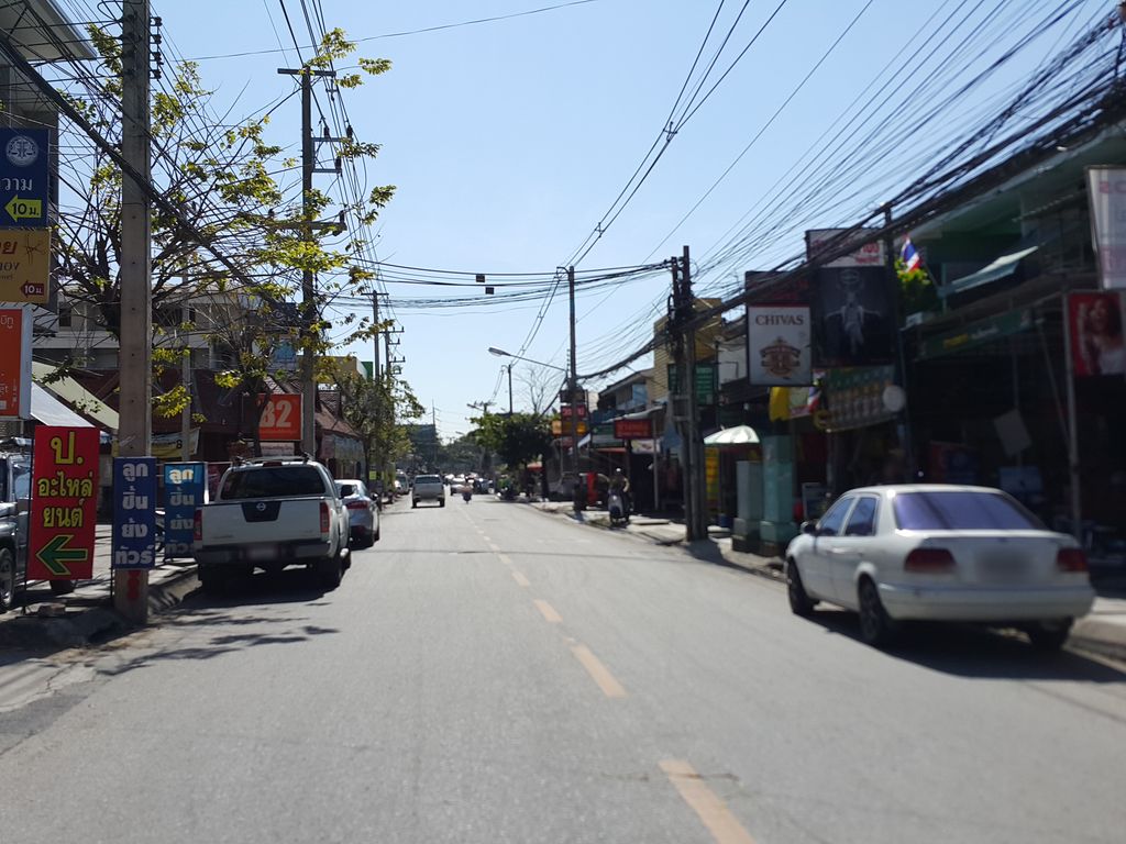 ภาพถนนตรงที่ เจ๊พัชรภัตตาคาร ตั้งอยู่ ถ่ายโดย jrcarlsen พ.ศ. 2558 (2015) · A street-level view of where เจ๊พัชรภัตตาคาร · Che Phatra Phattakhan stands, by jrcarlsen in 2558 (2015)