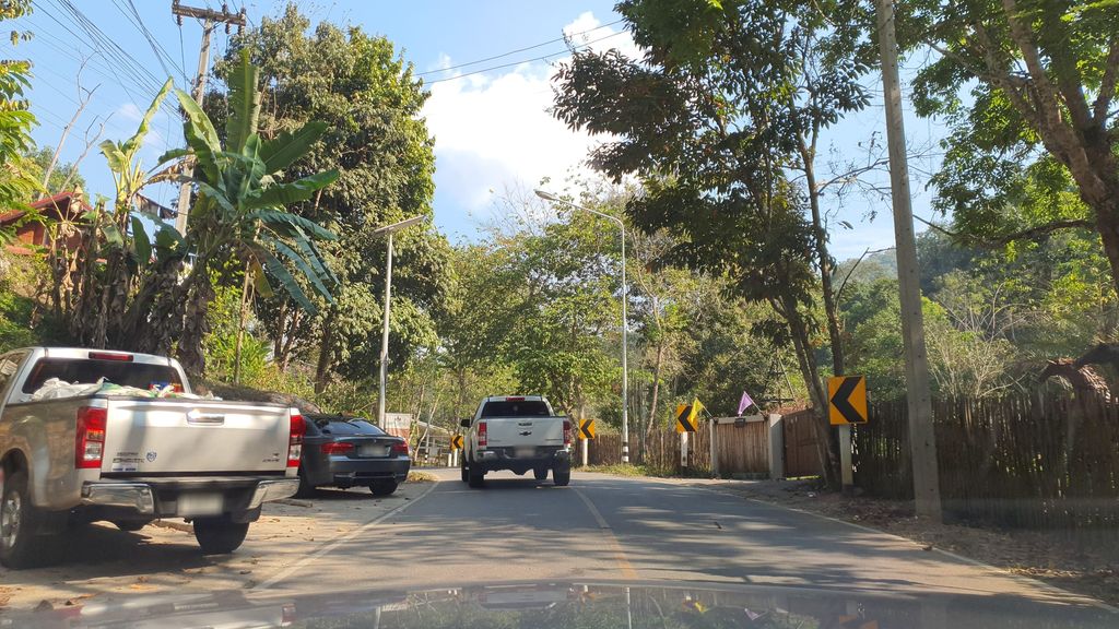 ภาพถนนตรงที่ สมศรี มีกาแฟ ตั้งอยู่ ถ่ายโดย jrcarlsen พ.ศ. 2565 (2022) · A street-level view of where สมศรี มีกาแฟ · Somsi Mikafae stands, by jrcarlsen in 2565 (2022)