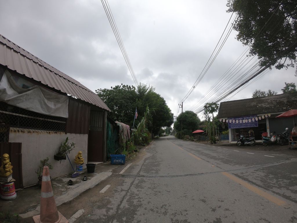 ภาพถนนตรงที่ เหล้าตองน้องเปิ้ล ตั้งอยู่ ถ่ายโดย chanuwath_grab พ.ศ. 2562 (2019) · A street-level view of where เหล้าตองน้องเปิ้ล · Laotong Nong Poen stands, by chanuwath_grab in 2562 (2019)
